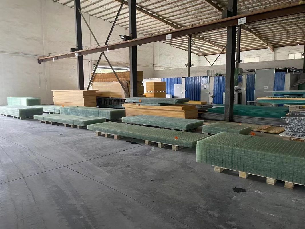 ريشة الراتنج النقي FRP شبكة الممر أو استخدام المنصة في 38 * 38 * 38mm حجم لوحة مخصصة